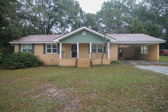 ranch-style home featuring a carport, a porch, and a front lawn