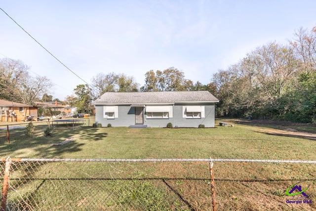 view of front of house featuring a front lawn