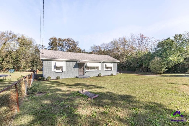 view of front of property featuring a front lawn