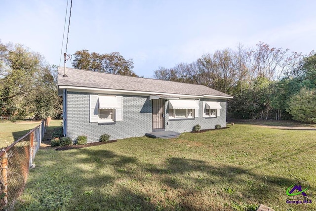 view of front of property featuring a front lawn