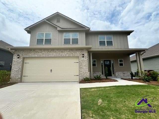 view of front of house featuring a front yard and a garage