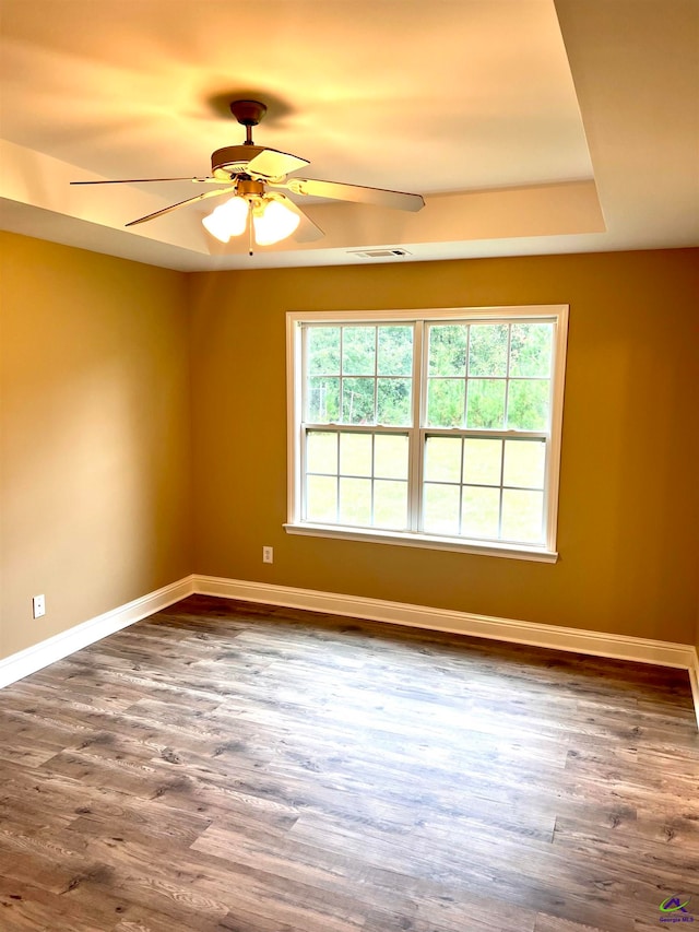 spare room with dark hardwood / wood-style floors and ceiling fan