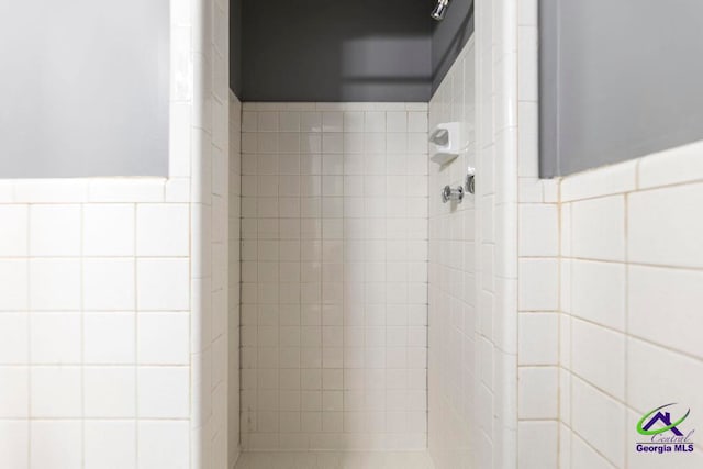 details featuring a tile shower