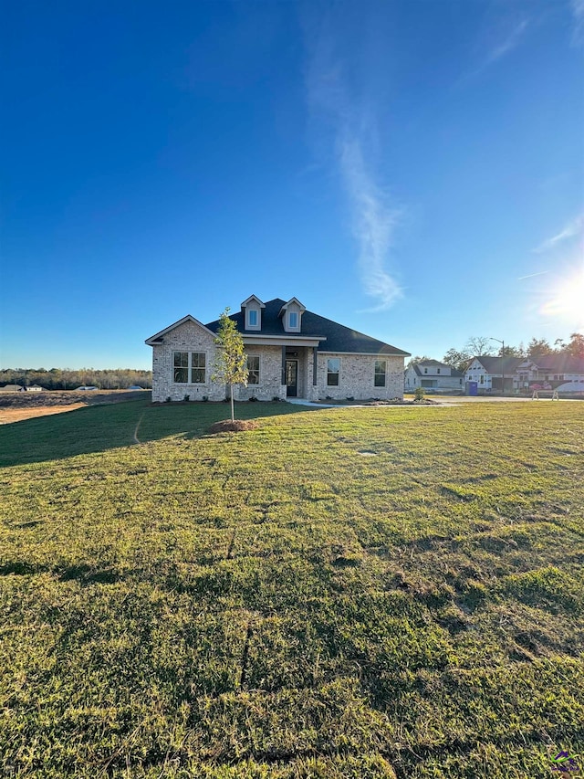 view of front facade featuring a front lawn