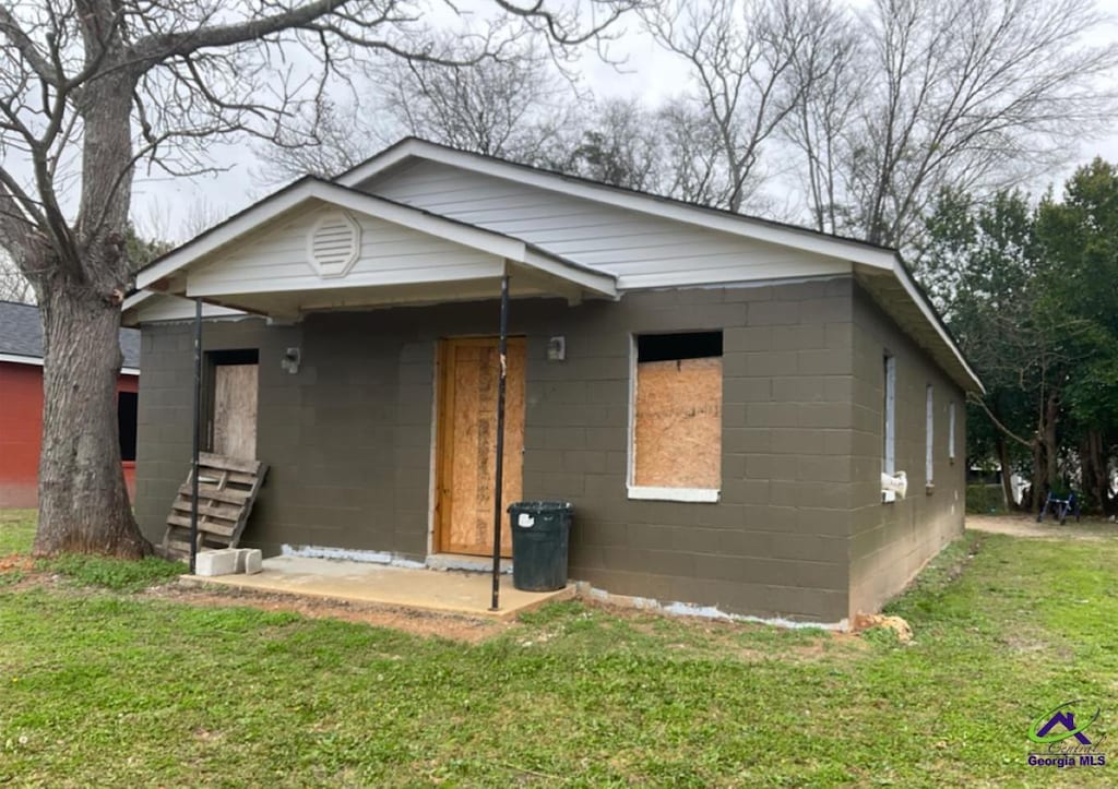 view of front of house with a front yard