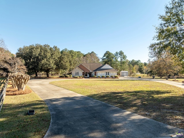 view of front facade featuring a front yard