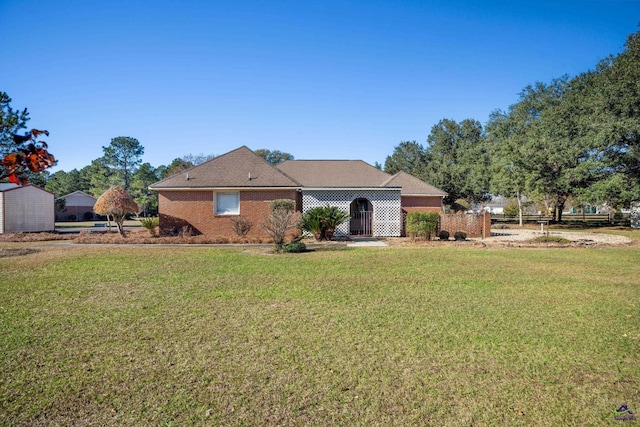 single story home featuring a front yard