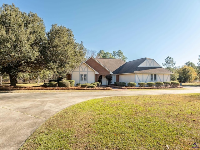 view of front facade with a front lawn