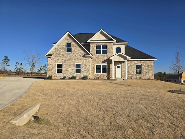 craftsman-style home featuring a front yard