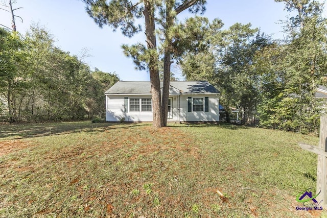 view of front facade featuring a front lawn