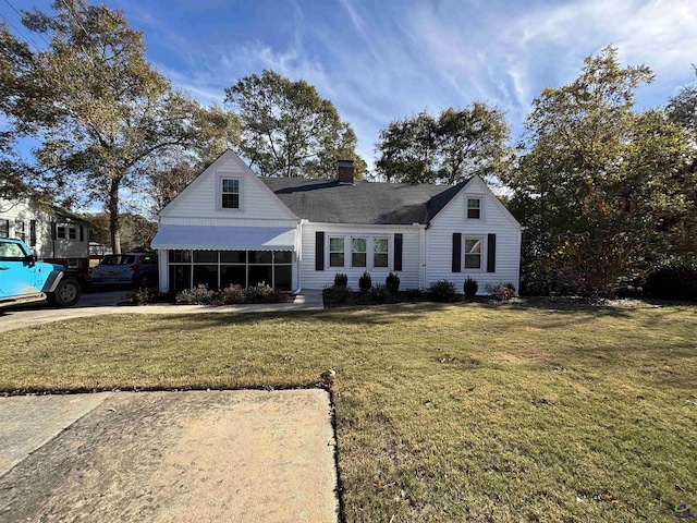 view of front of house with a front yard