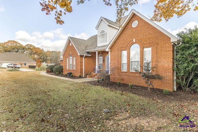 view of front of property featuring a front lawn