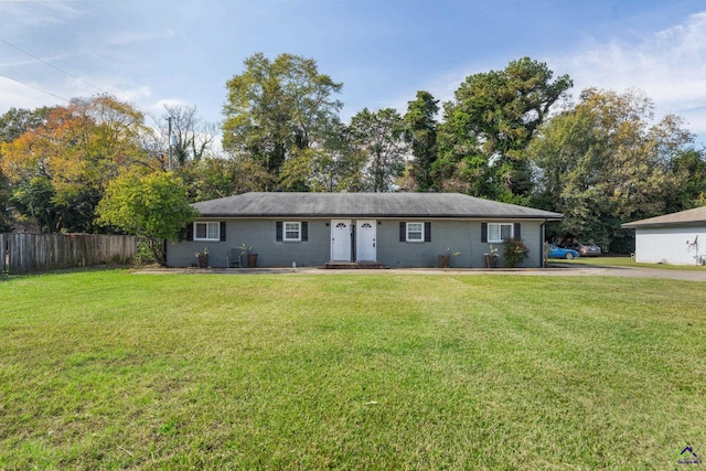 view of front of home featuring a front lawn