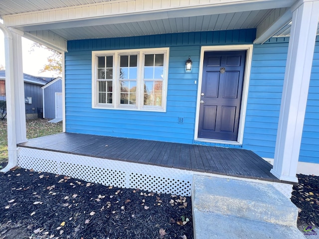 property entrance featuring a porch