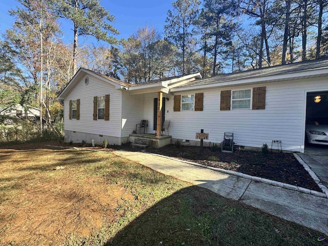 ranch-style house featuring a front lawn