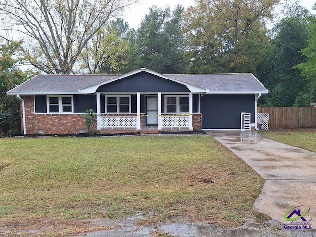 single story home featuring a porch and a front lawn