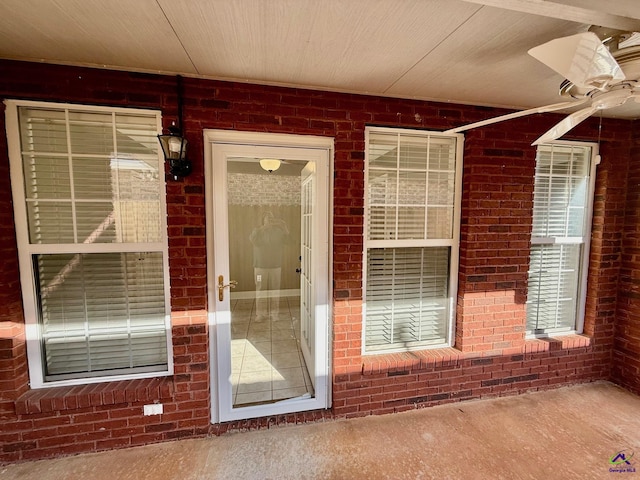 entrance to property with ceiling fan