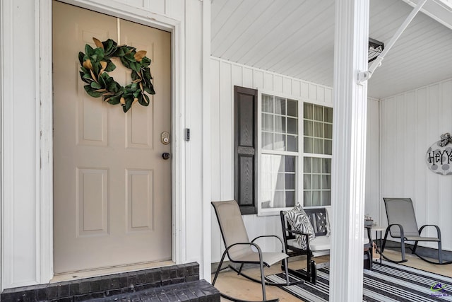 entrance to property featuring covered porch