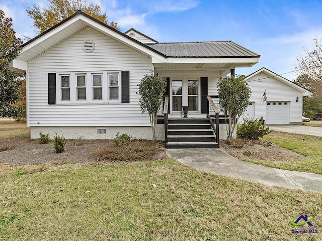 view of front of house featuring a porch and a front lawn