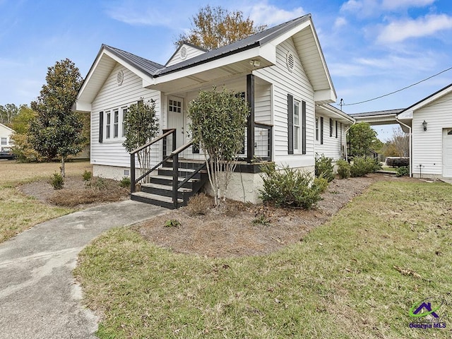 view of front facade with a front lawn