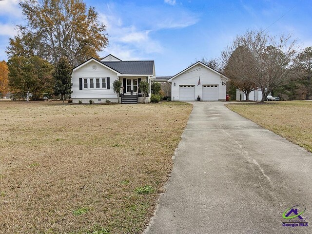 ranch-style house featuring a front lawn and a porch