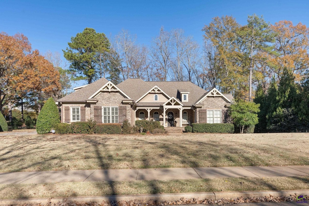 view of front facade with a front yard