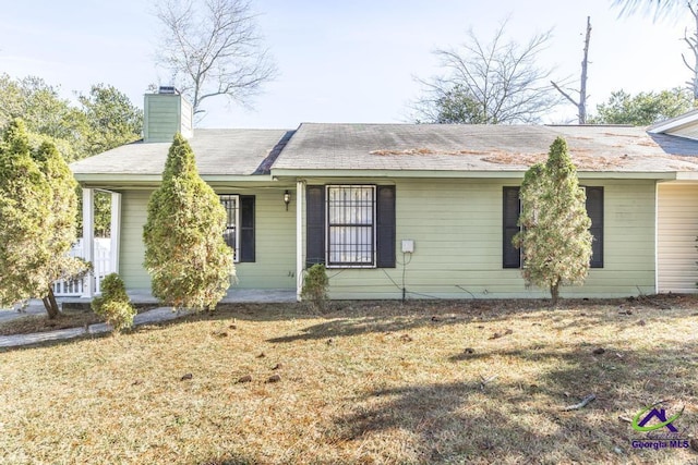 single story home featuring a front lawn