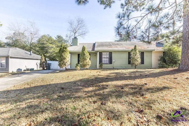 ranch-style house featuring a front lawn