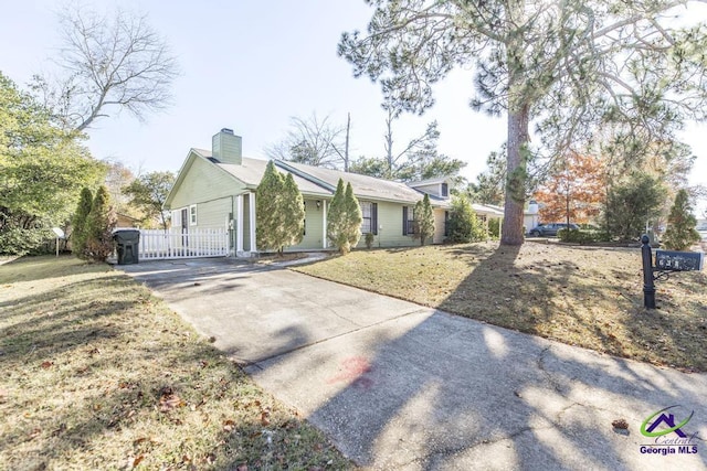 ranch-style home featuring a front lawn