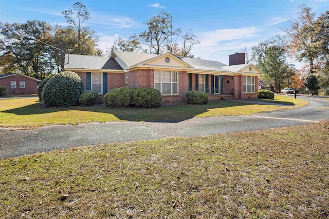 single story home with a front lawn