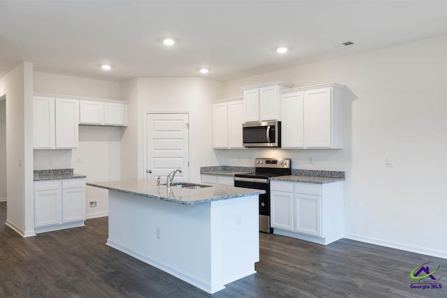 kitchen featuring sink, white cabinets, stainless steel appliances, and a center island with sink