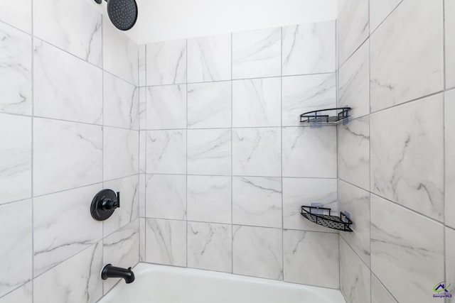 bathroom featuring tiled shower / bath