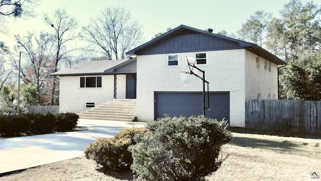 view of front facade featuring a garage