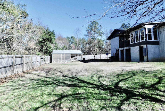 view of yard featuring an outbuilding