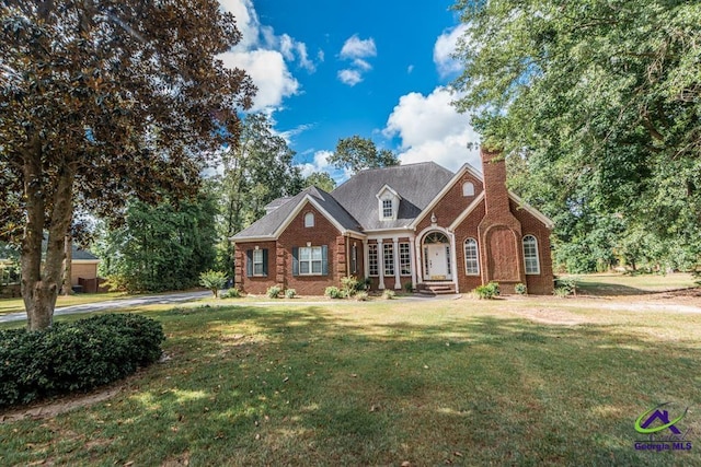 view of front of property featuring a front lawn