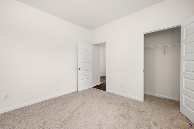 unfurnished bedroom with carpet flooring and a closet