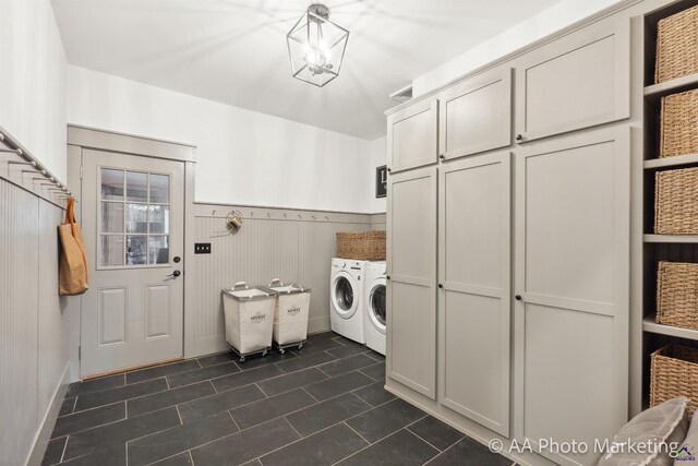 washroom featuring dark tile patterned floors, cabinets, and independent washer and dryer