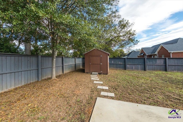 view of yard featuring a shed