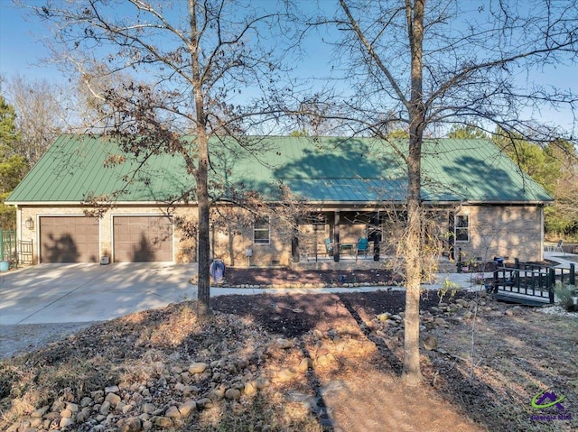 view of front of property featuring a garage