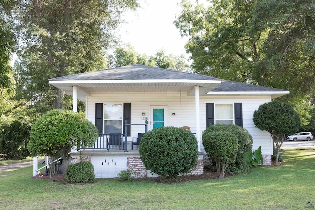 view of front of property featuring a front lawn and covered porch