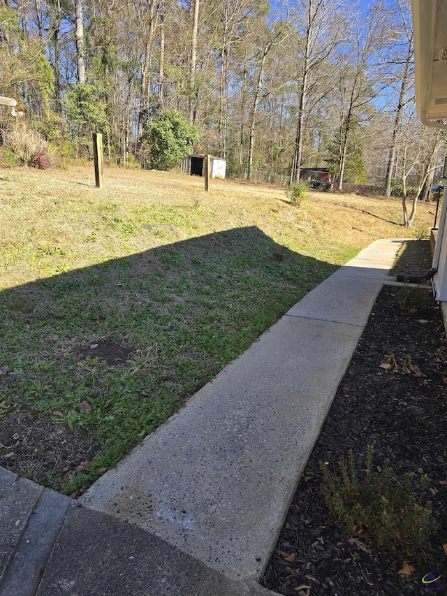 view of yard featuring a shed