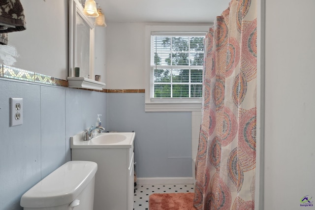 bathroom with a shower with curtain, vanity, and toilet