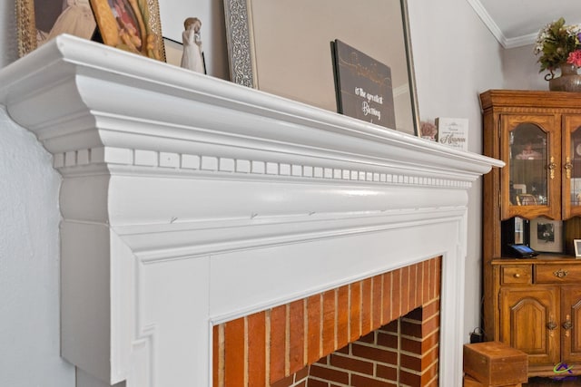 details featuring crown molding