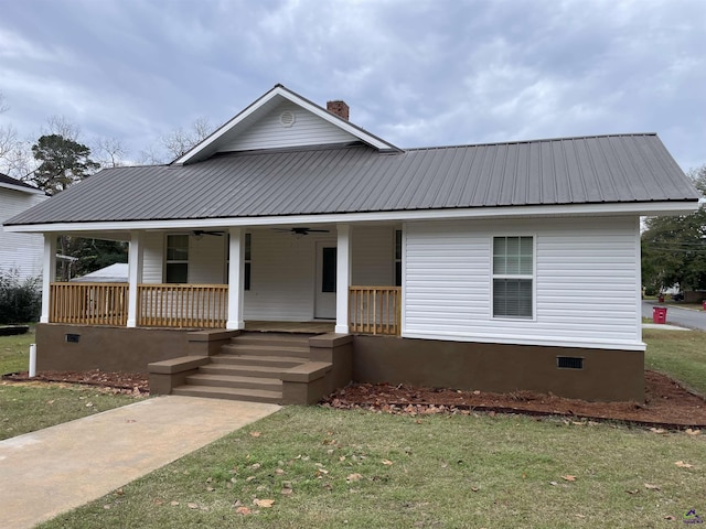 view of front of home featuring a front yard, a porch, and ceiling fan