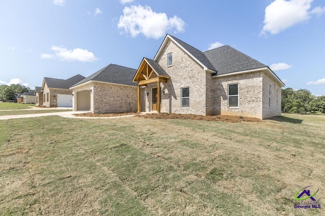 view of front of house featuring a front lawn and a garage