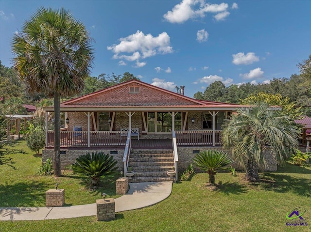 view of front facade featuring a porch and a front lawn