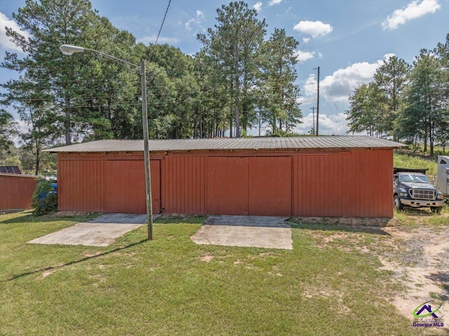 view of yard featuring an outbuilding