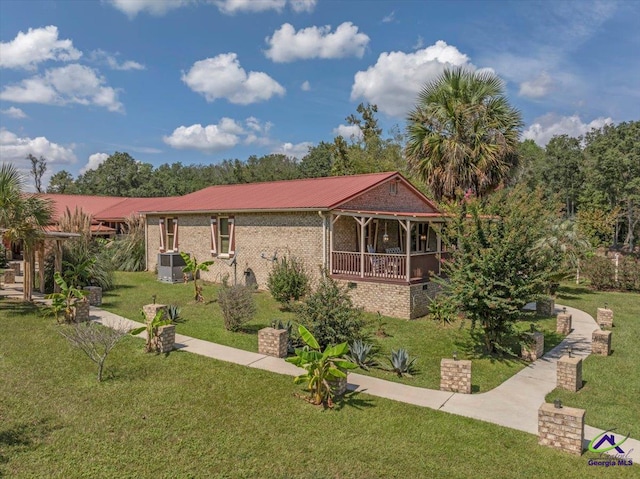 view of front facade featuring a front yard