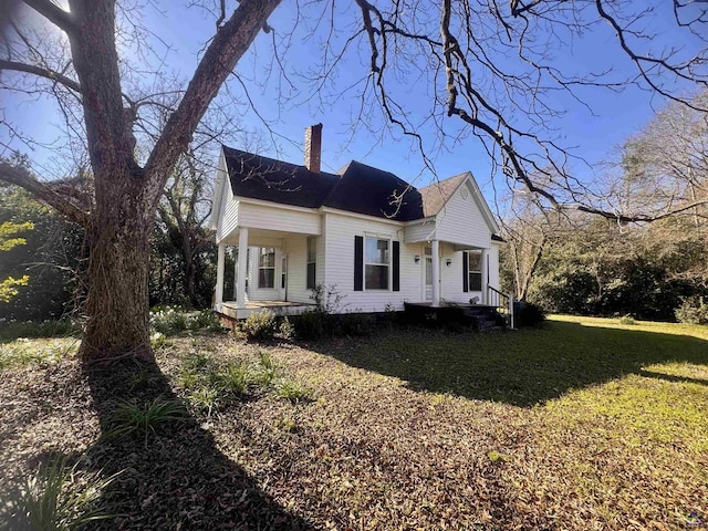 view of front of home featuring a front lawn