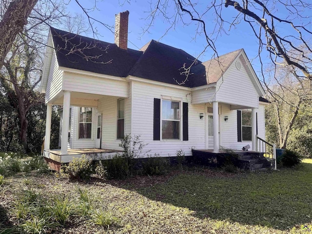 view of front of property featuring a porch and a front lawn